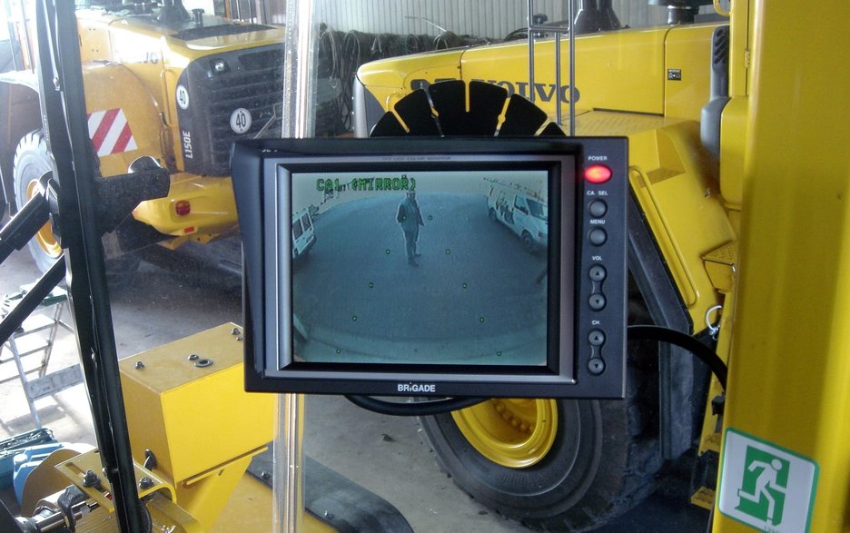 Zu sehen ist ein Bildschirm in der Fahrerkabine einer Erdbaumaschine. Dieser ist ein Teil des Kamera-Monitorsystems, auf das alle Erdbaumaschinen umgerüstet werden sollten. Link zum Artikel.