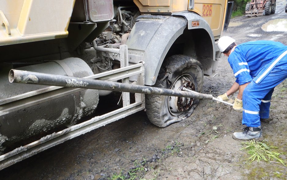 Das Bild zeigt eine ungeeignete Werkzeugverlängerung beim Reifenwechsel. Dabei wurde ein Rohr als verlängerter Hebel auf das Radkreuz gesetzt.  Link zum Artikel.