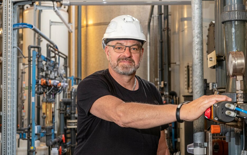 Zu sehen ist der Betriebsschlosser Jürgen Bock an einer Anlage im Zuckerwerk Schladen der Nordzucker AG. Link zur vergrößerten Darstellung des Bildes.