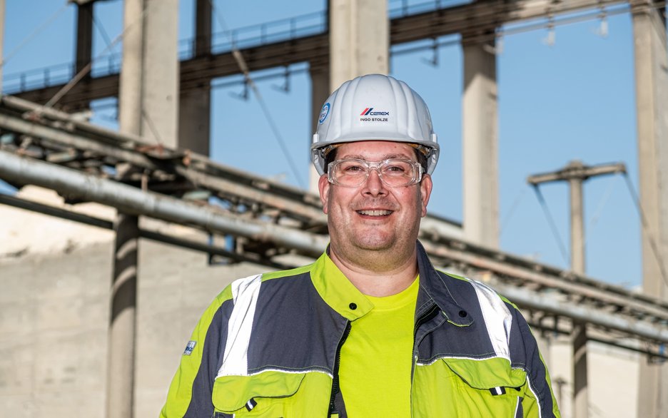 Das Bild zeigt den Sicherheitsingenieur Ingo Stolze im Cemex-Werk Rüdersdorf. Link zum Artikel.
