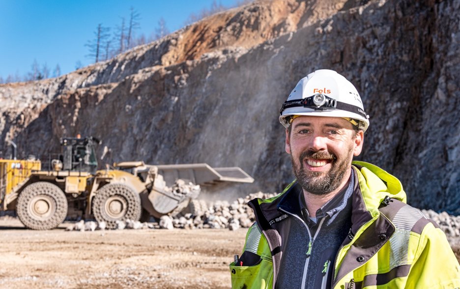 Das Bild zeigt den Leiter der Produktion Tagebau/Rohstoffaufbereitung, Steve Heydecke, auf dem Betriebsgelände der Fels-Werke GmbH. Link zur vergrößerten Darstellung des Bildes.