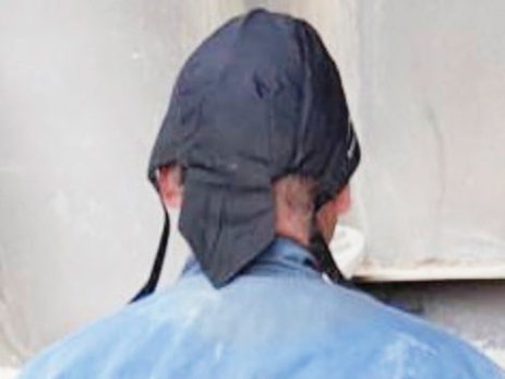 Zu sehen ist der Hinterkopf eines Mitarbeiters. Dieser trägt ein Kühlbandana, das Kopf und Nacken bedeckt und so die Hitze am Kopf vermindert. Link zur vergrößerten Darstellung des Bildes.