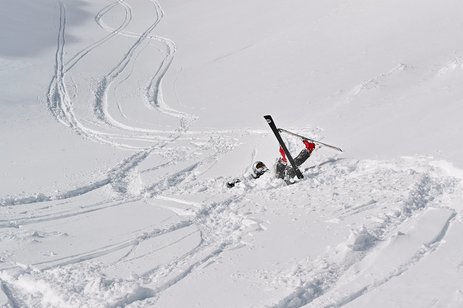 Das Bild zeigt einen Skiunfall im Schnee. Ein Mann ist gestürzt. Die Skier ragen steil in den Himmel. Link zur vergrößerten Darstellung des Bildes.