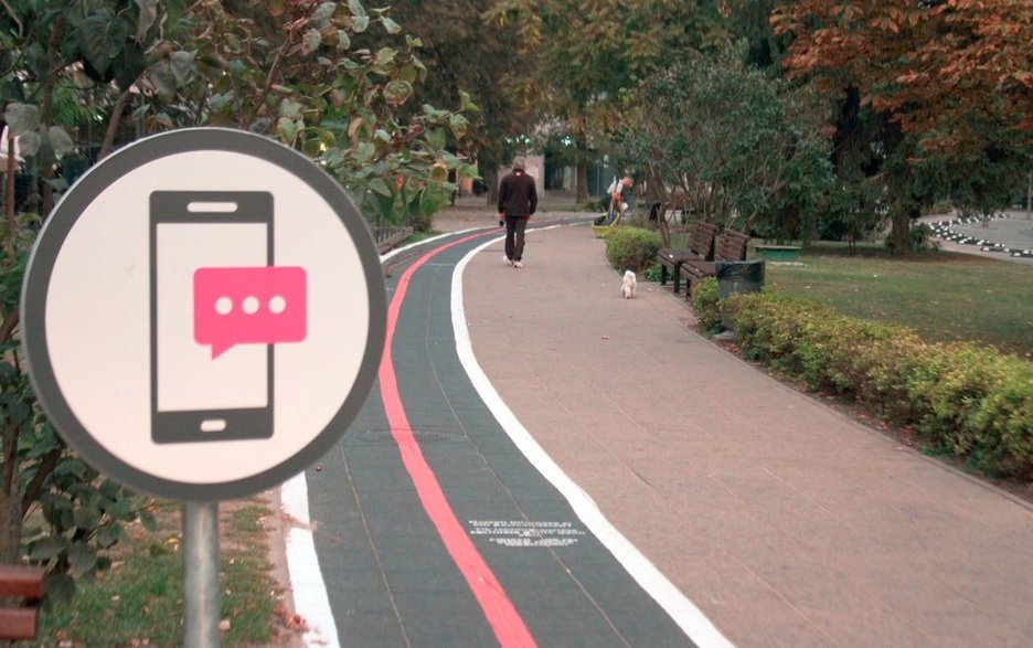 Zu sehen ist ein separater Gehweg für Handynutzer mit Beschilderung in der litauischen Hauptstadt Vilnius. Hier können Fußgänger beim Gehen entspannt mit dem Smartphone googlen, Nachrichten schreiben oder Musik hören. Link zum Artikel.