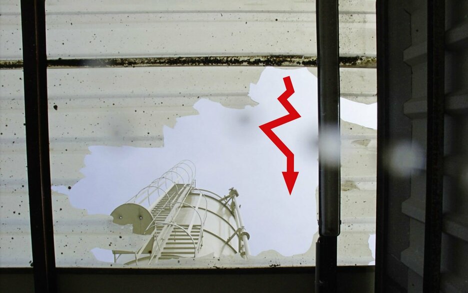 Das Bild zeigt ein durchgebrochenes Lichtelement im Dach von unten. Durch das Loch sieht man das Silo, zu dem ein Mitarbeiter zwecks Inspektion gehen wollte. Ein roter, gezackter Pfeil verdeutlicht den Durchbruch. Link zur vergrößerten Darstellung des Bildes.