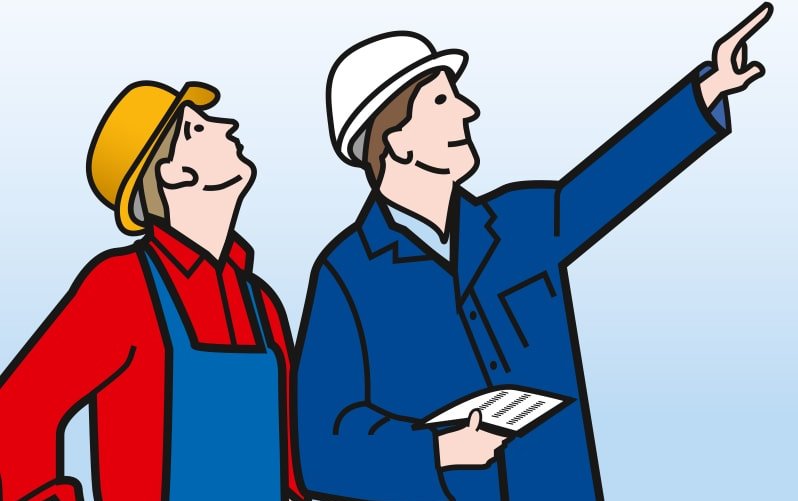 Ein Chef und sein Mitarbeiter schauen nach oben und besprechen, welche Schutzmaßnahmen sie beim Arbeiten auf dem Dach benötigen. Link zum Artikel.