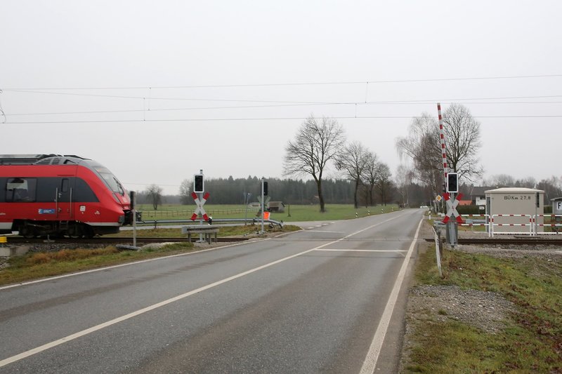Das Bild zeigt den Bahnübergang der Kochlseebahn in Bichl, an dem ein Lkw mit seinem Kranausleger die Oberleitung herunterriss.