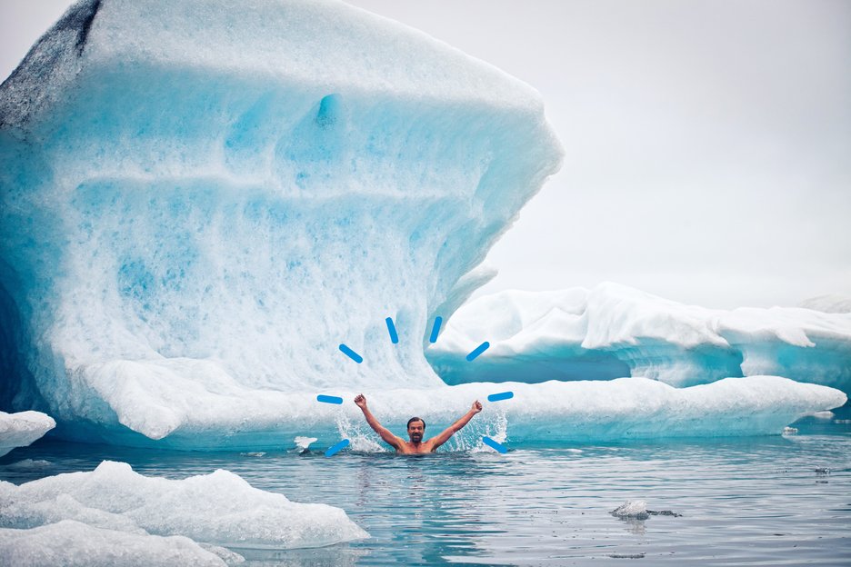 Das Bild zeigt den Extremsportler Wim Hof beim Schwimmen zwischen Eisbergen. Er hält vielfache Rekorde in Eis und Schnee. Link zur vergrößerten Darstellung des Bildes.