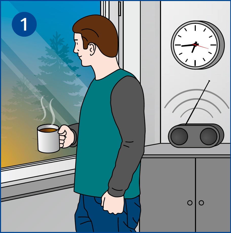 Ein Mann steht früh morgens mit einer dampfenden Kaffeetasse vor dem Fenster und schaut nach draußen. Dies symbolisiert einen morgendlichen Verkehrs- und Wettercheck vor Abfahrt zur Arbeit.