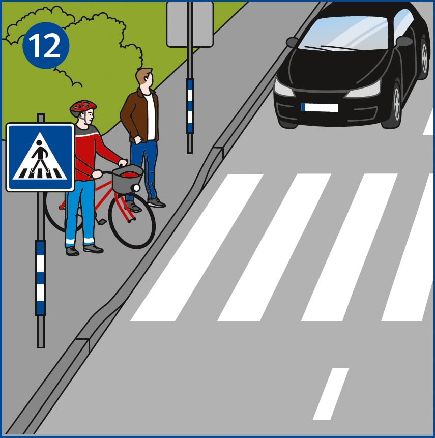 Zu sehen sind ein Radfahrer und ein Fußgänger vor einem Zebrastreifen. Beide schauen aufmerksam nach links und warten erst einmal ab, denn von dort kommt ein Pkw angefahren. 