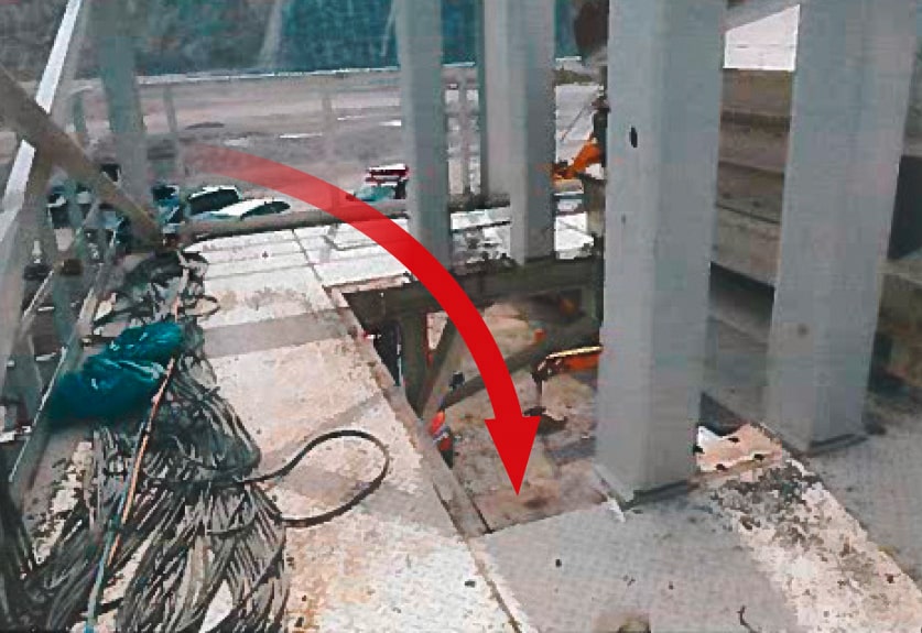 Das Bild zeigt die obere Ebene der Anlage mit Blick auf die Bodenöffnung. Ein roter Pfeil verdeutlicht die Absturzstelle.