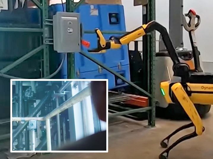 Das Bild zeigt den Roboter-Hund Spot von der Seite, der mit seinem schwarz-gelben Greifarm selbstständig den Schalter einer Anlage umlegt. Eingeklinkt ist ein Bild, das den Blick in eine Werkshalle zeigt. Damit soll verdeutlicht werden, was Spot sieht. Link zur vergrößerten Darstellung des Bildes.