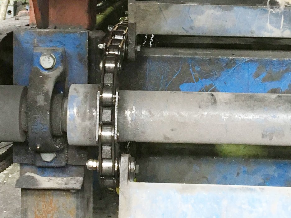 Das Bild zeigt die Antriebskette eines Umlaufregals, die bei Reparaturarbeiten ersetzt wurde. Link zur vergrößerten Darstellung des Bildes.