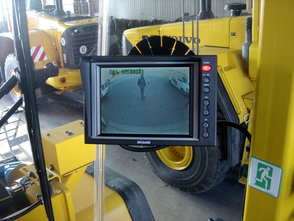 Zu sehen ist ein Bildschirm in der Fahrerkabine einer Erdbaumaschine. Dieser ist ein Teil des Kamera-Monitorsystems, auf das alle Erdbaumaschinen umgerüstet werden sollten. Link zur vergrößerten Darstellung des Bildes.