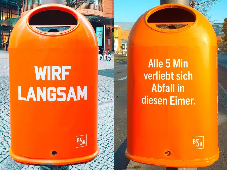 Zu sehen sind zwei verschieden beschriftete orangefarbene Mülleimer der Berliner Stadtreinigung. Der linke trägt die Aufforderung „Wirf langsam“ in Anlehnung an den US-amerikanischen Actionfilm „Stirb langsam“. Auf dem rechten steht: „Alle fünf Minuten verliebt sich Abfall in diesen Eimer“. Link zur vergrößerten Darstellung des Bildes.