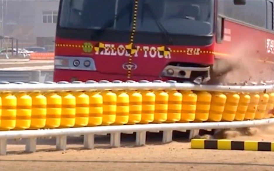 Zu sehen ist der Einsatz einer intelligenten Leitplanke, die aus gelben, rotierenden Kunststoffrollen besteht. Oben und unten sind diese an einem Stahlkörper befestigt, der im Boden fixiert ist. Ein Bus fährt in diese Leitplanke hinein und wird von den Rollen wieder auf die Fahrbahn gelenkt. Link zum Artikel.