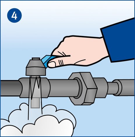 Zu sehen ist eine Hand, die einen Hebel an einem Rohr bewegt. Dabei strömt gespeicherte Energie als Dampfwolke aus einem Ventil.