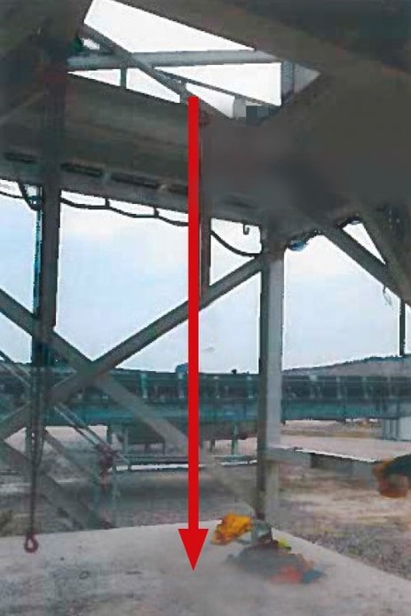 Das Bild zeigt mithilfe eines roten Pfeils die Absturzhöhe von etwa fünf Metern durch die Bodenöffnung einer Anlage.