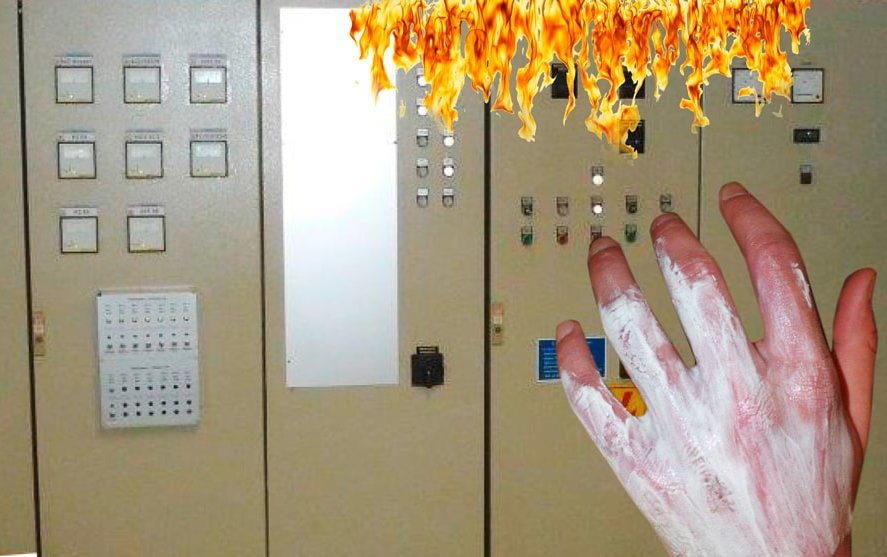 Das Bild zeigt eine verbrannte Hand mit Creme versorgt im Bildvordergrund und eine illustrierte Flamme am Schaltschrank im Hintergrund. Hier zündete ein Störlichtbogen.