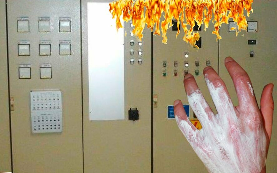 Das Bild zeigt eine verbrannte Hand mit Creme versorgt im Bildvordergrund und eine illustrierte Flamme am Schaltschrank im Hintergrund. Hier zündete ein Störlichtbogen. Link zum Artikel.