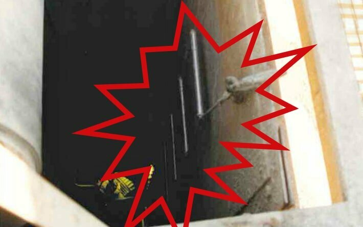 Das Bild zeigt den Blick in ein Vorratssilo. An der rechten Wand ist die Absturzstelle an einer Strickleiter zu sehen. Diese wird durch ein zackiges rotes Element verdeutlicht. Ein Mitarbeiter verlor beim Hinaufklettern den Halt und stürzte ungesichert rückwärts in die Tiefe.  Link zum Artikel.