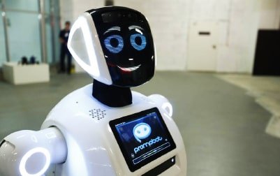 Detailansicht des Roboters Promobot IR77, das sein sympathisches Gesicht mit blauen Augen und einem lächelnden Mund zeigt. Link zur vergrößerten Darstellung des Bildes.