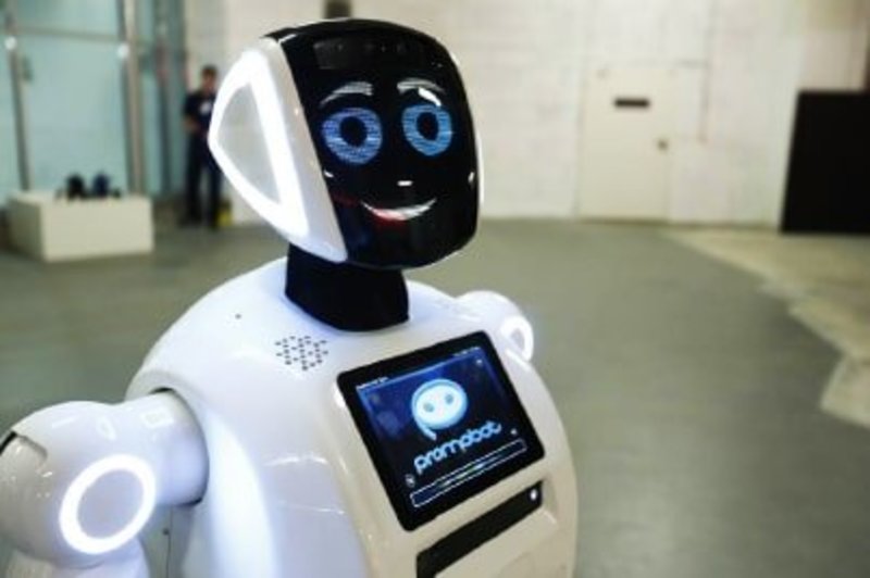 Detailansicht des Roboters Promobot IR77, das sein sympathisches Gesicht mit blauen Augen und einem lächelnden Mund zeigt.
