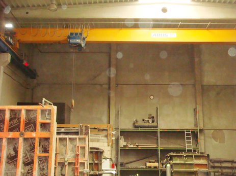 Das Bild zeigt einen Hallenkran, mit dem eine Stahlform transportiert wurde, die auf einen Mitarbeiter stürzte. Link zur vergrößerten Darstellung des Bildes.