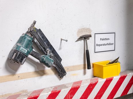 Das Foto zeigt griffbereit an der Wand aufgehängtes Werkzeug, eine elektrische Bohrmaschine und einen Kasten mit Reparaturhölzern. Alles hat hier seinen festen Platz.