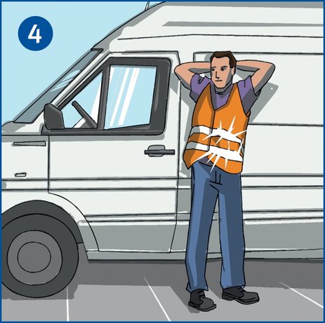 Der Fahrer eines Transporters steht vor seinem Fahrzeug und macht eine Pause, um sich zu bewegen. Dabei hat er die Hände hinter dem Kopf verschränkt und dreht gezielt den Oberkörper hin und her. Link zur vergrößerten Darstellung des Bildes.
