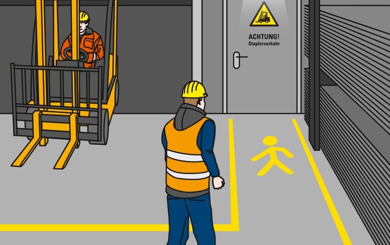 Ein Mitarbeiter läuft auf einem gelb markierten Fußgängerweg durch eine Werkshalle auf eine Tür zu. Links von ihm fährt ein Gabelstapler durch das offene Hallentor. Die getrennten Verkehrswege sorgen für Sicherheit im innerbetrieblichen Verkehr. Link zum Artikel.