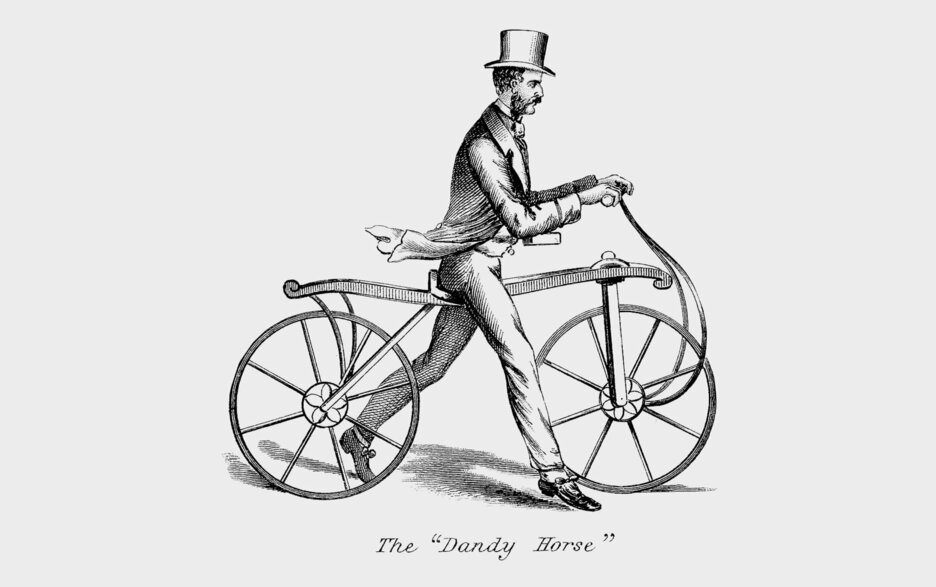 Zu sehen ist ein alter Schwarz-Weiß-Stich, der einen Mann mit Frack und Zylinder auf einer Laufmaschine zeigt. Diese ist der Vorgänger des Fahrrads, allerdings ohne Pedalen.  