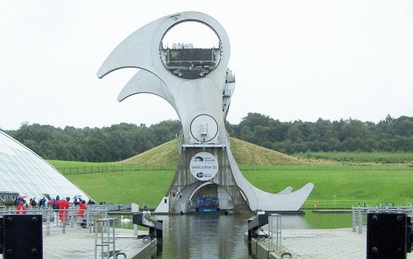 Zu sehen ist das 35 Meter hohe Schiffshebewerk Fallkirk Wheel in Schottland. Es sieht aus wie ein Riesenrad mit zwei Schaufeln oben und unten, die wie Gondeln aussehen. Link zum Artikel.