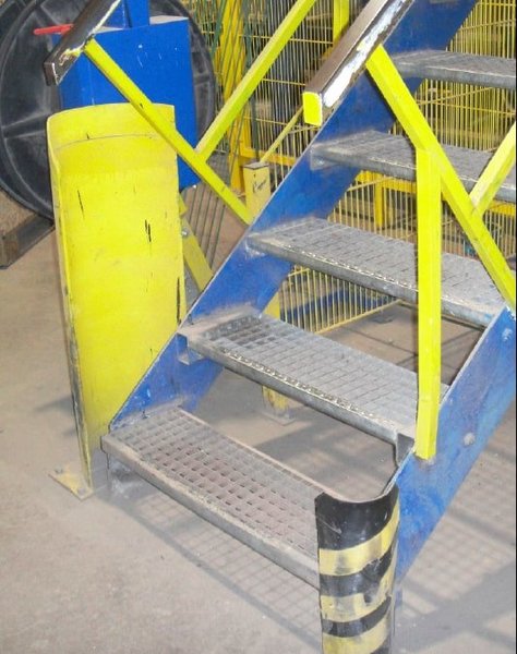Das Bild zeigt einen Anfahrschutz am Treppenaufgang. Dieser schützt vor Beschädigungen durch Gabelstapler und sichert Fußgänger.