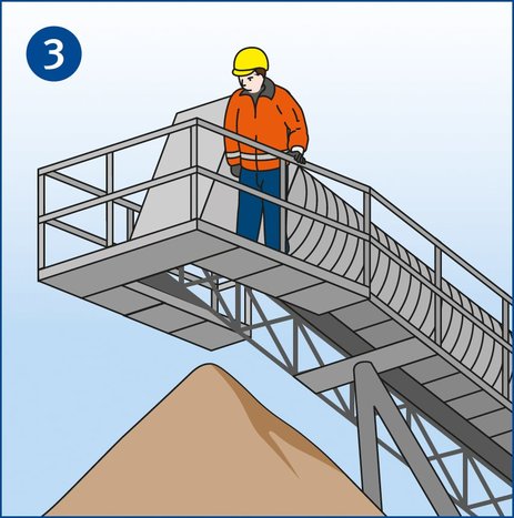 Ein Mitarbeiter steht in der Höhe auf einem Laufsteg mit Geländer, das um den Kopf eines Förderbandes herumführt und checkt die Verkehrswege.
