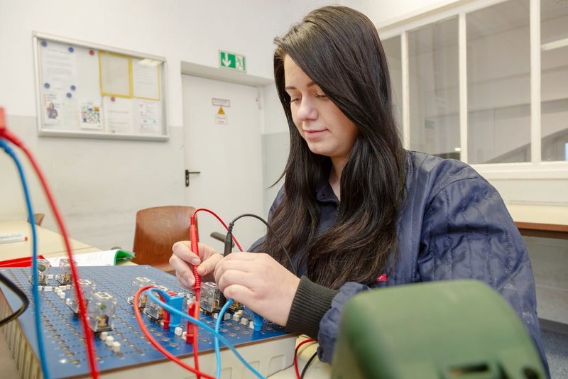 Die Auszubildende zur Chemikantin Mary Hach übt in der Lehrwerkstatt die Prüfung von elektrischen Geräten.