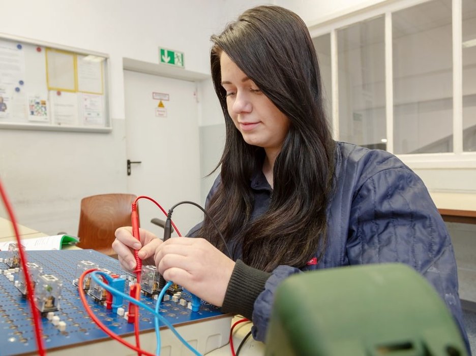 Die Auszubildende zur Chemikantin Mary Hach übt in der Lehrwerkstatt die Prüfung von elektrischen Geräten. Link zur vergrößerten Darstellung des Bildes.