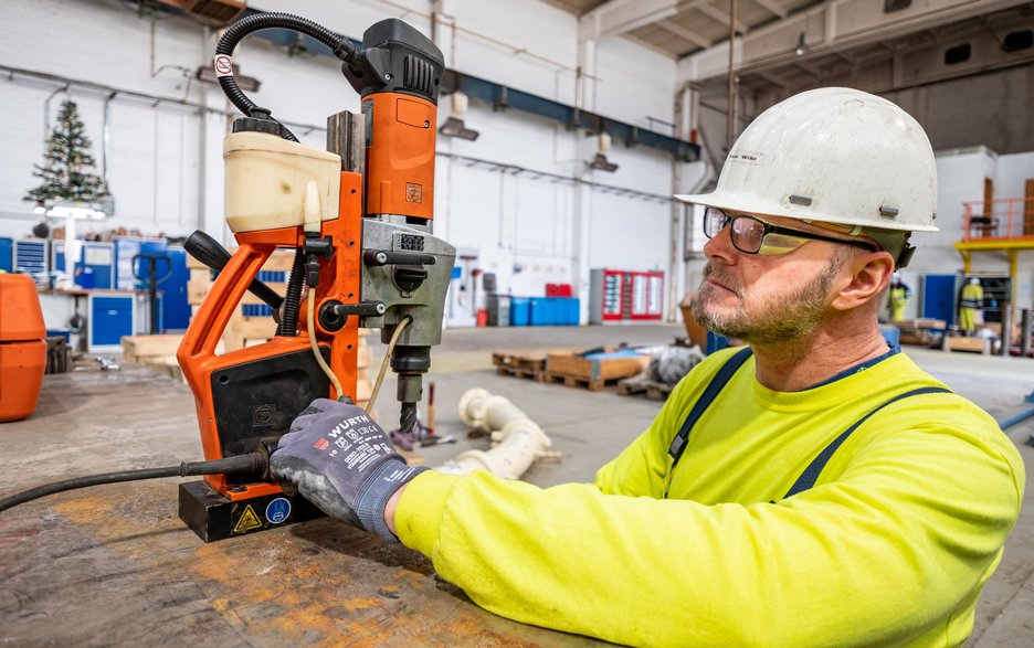 Teamkoordinator Mechanik Bereich Klinkererzeugung Andreas Wilke Das Bild zeigt den Teamkoordinator Mechanik für den Bereich Klinkererzeugung Andreas Wilke bei der Prüfung eines elektrischen Gerätes in der Werkshalle von Cemex Rüdersdorf.
