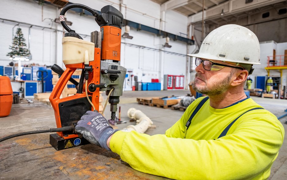 Das Bild zeigt den Teamkoordinator Mechanik für den Bereich Klinkererzeugung Andreas Wilke bei der Prüfung eines elektrischen Gerätes in der Werkshalle von Cemex Rüdersdorf. Link zur vergrößerten Darstellung des Bildes.