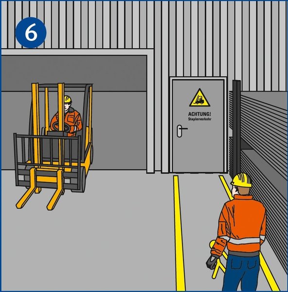 Blick in eine Werkshalle. Ein Mitarbeiter geht auf einem gelb markierten Fußweg Richtung Tür, während links vom Fußgängerbereich ein Gabelstapler durchs Hallentor fährt.