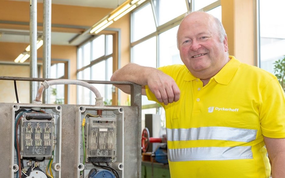 Der Leiter der Ausbildungswerkstatt Günter Scherer in der Lehrwerkstatt der Dyckerhoff GmbH. Hier üben Auszubildende den Umgang mit Strom und elektrischen Anlagen. Link zum Artikel.