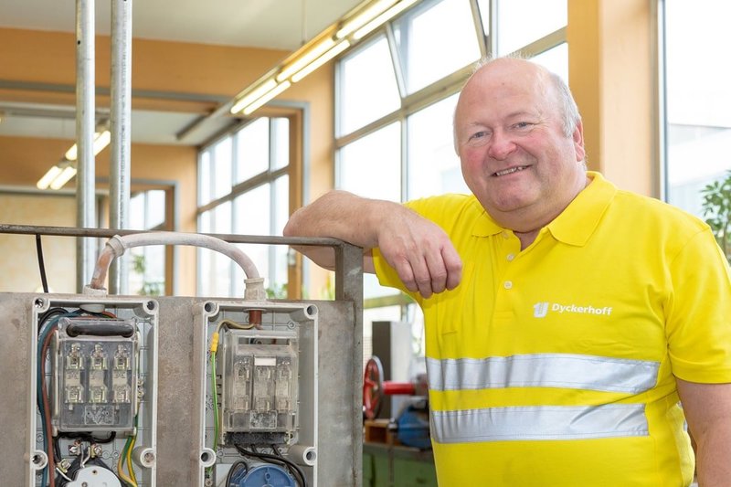 Der Leiter der Ausbildungswerkstatt Günter Scherer in der Lehrwerkstatt der Dyckerhoff GmbH. Hier üben Auszubildende den Umgang mit Strom und elektrischen Anlagen.