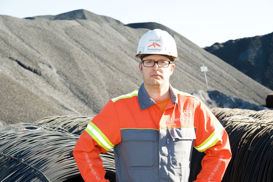 Das Bild zeigt den Sicherheitsingenieur Andreas Bähr auf dem Betriebsgelände der Hanseatischen Recyclingprodukt-Vertriebsgesellschaft mbH. Link zur vergrößerten Darstellung des Bildes.