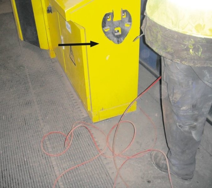 Zu sehen ist eine praktische Aufwickeleinrichtung für Kabel und Schläuche, die nicht genutzt wird. Die liegen gelassenen Kabel wirken wie gefährliche Fußangeln. 