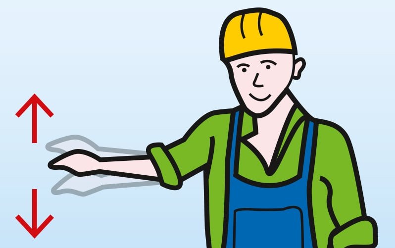 Zu sehen ist ein Arbeiter, der seinen ausgestreckten rechten Arm rauf und runter bewegt. Das ist das Handzeichen bei Kranarbeiten für „Langsam“. Link zum Artikel.