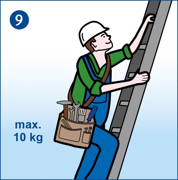 Ein Mitarbeiter steigt eine Anlegeleiter hoch. Er hat eine Werkzeugtasche umgehängt, um beide Hände frei zu haben. Der Hinweis maximal 10 Kilogramm sagt, wie schwer die mitgeführte Last höchstens sein darf.