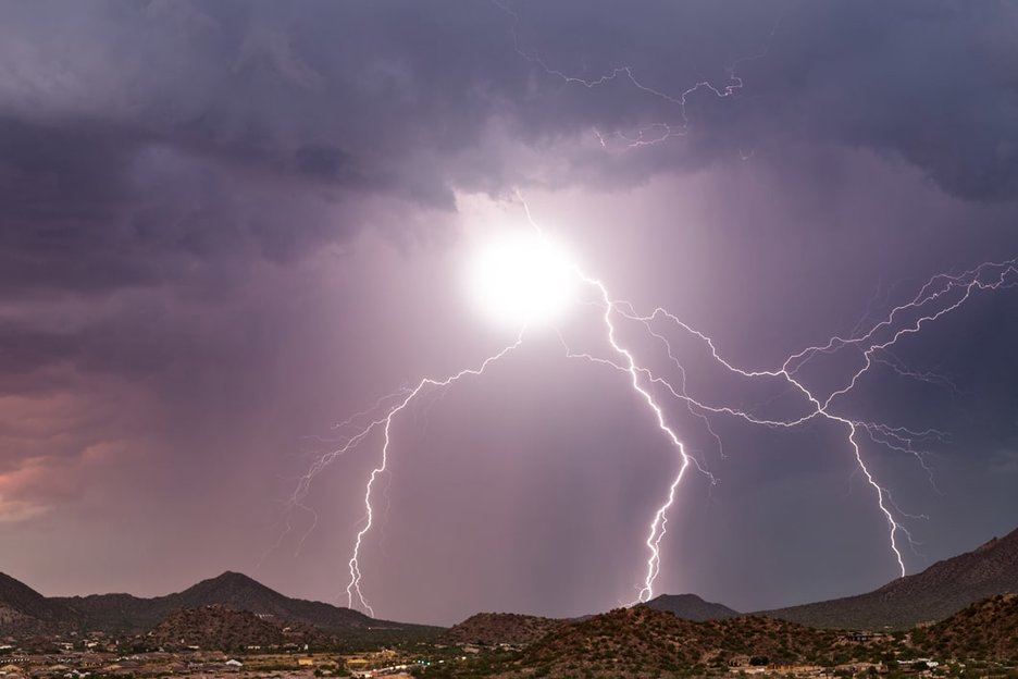 Die Fotomontage zeigt einen vermeintlichen Kugelblitz am Himmel. Wissenschaftler haben zwar in Experimenten bewiesen, dass es sie tatsächlich gibt, aber Fotos wie von Kugelblitzen am Himmel gibt es bisher nicht.  Link zur vergrößerten Darstellung des Bildes.