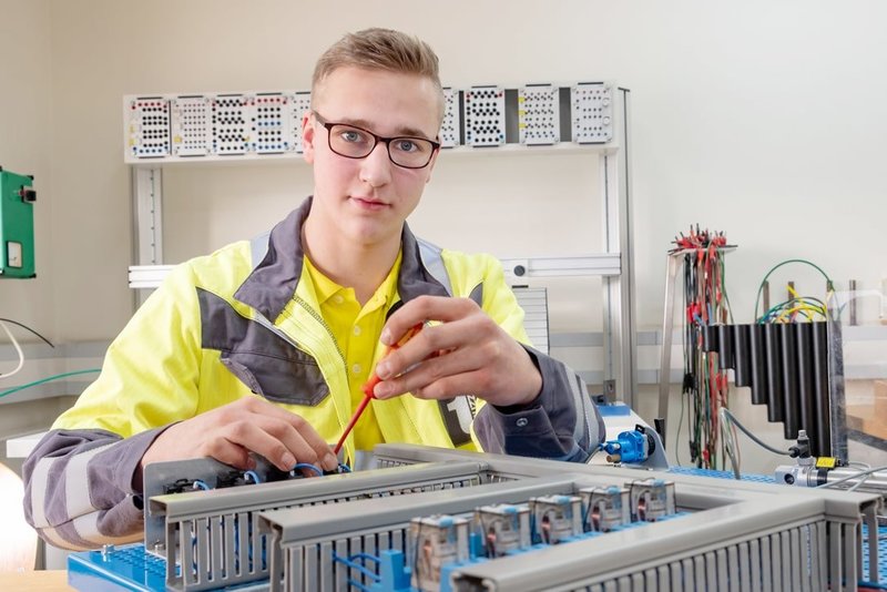Der Auszubildende zum Industriemechaniker Jannis Hanisch übt in der Lehrwerkstatt den Umgang mit elektrischen Anlagen.