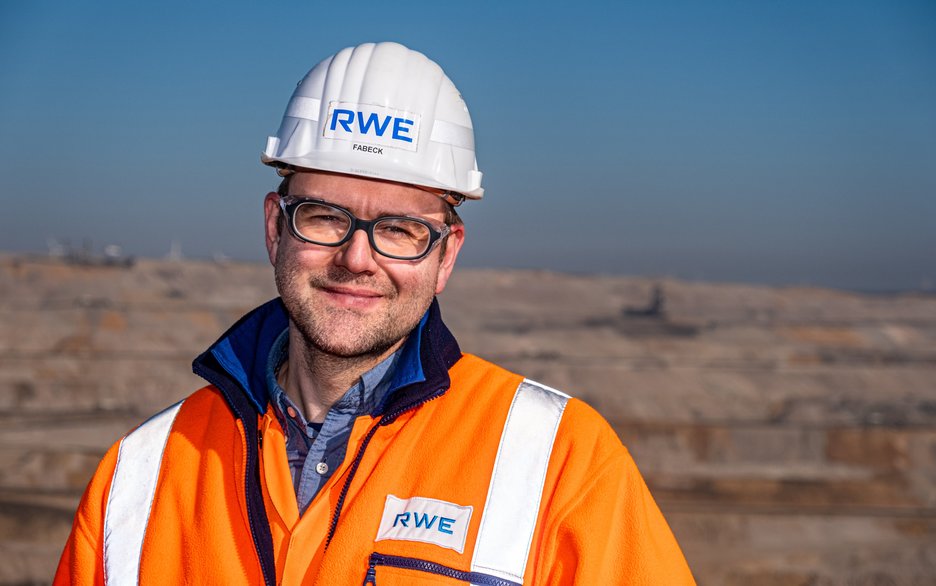Das Bild zeigt den Betriebsingenieur Roger Fabeck auf dem Gelände des RWE Tagebau Hambach.