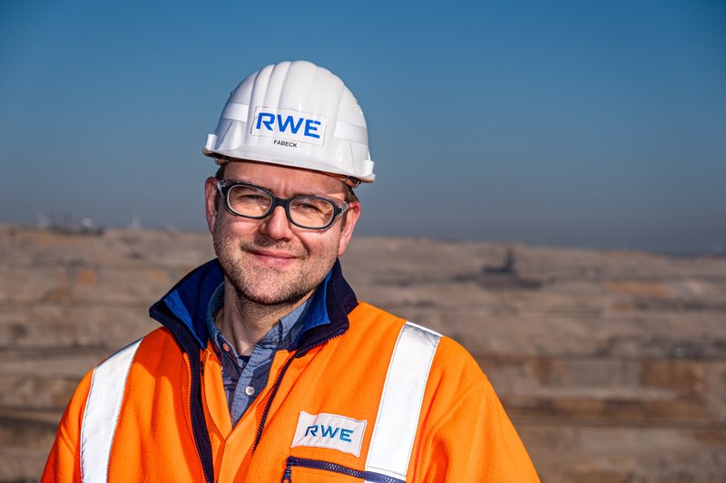 Das Bild zeigt den Betriebsingenieur Roger Fabeck auf dem Gelände des RWE Tagebau Hambach.